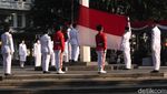 Begini Khidmatnya Pengibaran Bendera Merah Putih di Bandung