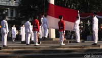 Paskibraka Kota Bandung ambil bagian dalam proses pengibaran bendera Merah Putih di Lapangan Balai Kota Bandung, Jawa Barat, Selasa (17/8/2021).  