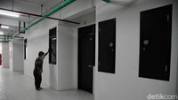 Para pekerja membersihkan beberapa bagian dari kampung susun tersebut agar menjadi lebih indah dan bersih.