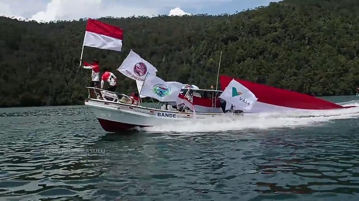 Pengibaran bendera Merah Putih sepanjang 17 meter di bawah laut Tanjung Parasulu, Luwu Timur, Sulsel, Minggu (15/7/2021).