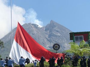 Sang Saka Raksasa Berkibar Gagah di Lereng Gunung Merapi