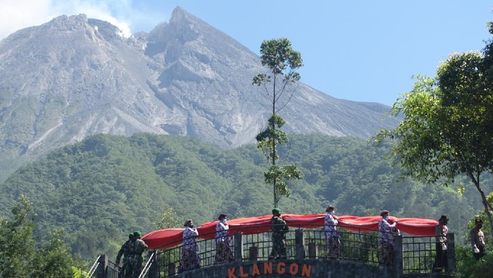 Bendera raksasa berkibar di lereng Gunung Merapi