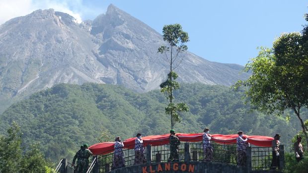 Bendera raksasa berkibar di lereng Gunung Merapi