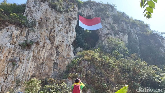 Bendera raksasa di Bandung Barat.