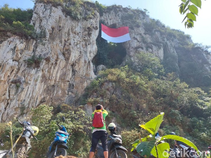 Bendera raksasa di Bandung Barat.