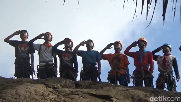 bendera raksasa membentang di tebing sepikul trenggalek