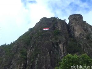 Bendera Raksasa Membentang di Ketinggian 250 Meter Tebing Sepikul Trenggalek
