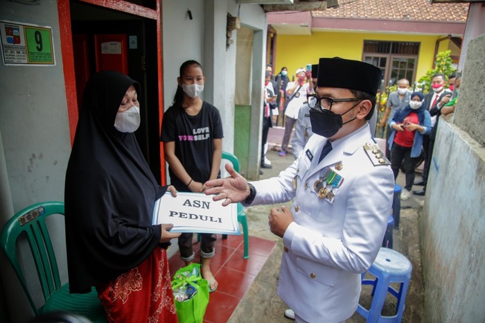 Bima Arya Saat Memberikan Bantuan