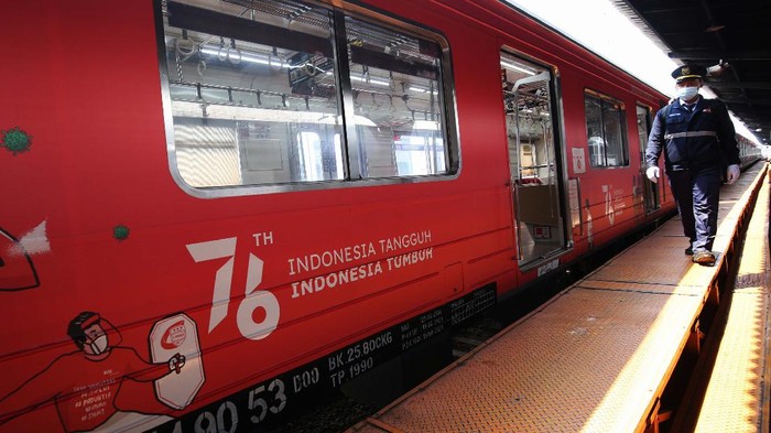 Dalam rangka memperingati HUT ke-76 RI, KAI Commuter memasang livery khusus peringatan HUT RI pada rangkaian KRL. Begini penampakannya.