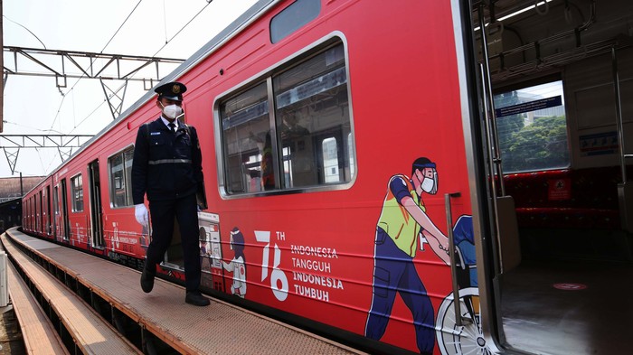 Dalam rangka memperingati HUT ke-76 RI, KAI Commuter memasang livery khusus peringatan HUT RI pada rangkaian KRL. Begini penampakannya.