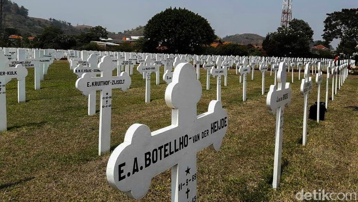 Deretan makam di Ereveld Kerkhoff, Cimahi
