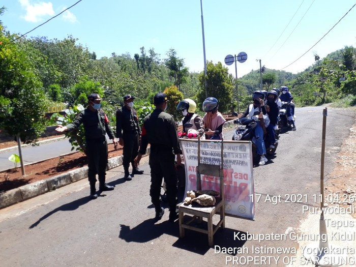 Dok. SAR Satlinmas Wilayah I Kabupaten Gunungkidul saat memutarbalikkan ribuan pengunjung yang nekat masuk ke kawasan Pantai selatan Gunungkidul.