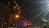 Beginilah potret Hotel JHL Solitaire (kanan) dan Hotel Episode (kiri) yang menyalakan lampu dengan membentuk bendara Merah Putih dan angka 76 di kawasan Gading Serpong, Tangerang, Banten, Senin (16/8/2021) malam.
