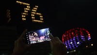 Tak sedikit dari warga yang mengabadikan simbol tersebut dengan menggunakan ponsel pintarnya di halaman Hotel JHL Solitaire dan Hotel Episode yang menyalakan lampu membentuk bendara Merah Putih dan Angka 76 di kawasan Gading Serpong, Tangerang, Banten. 