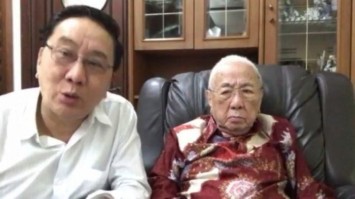 Eddy Yoshawirja Lansia penerima vaksin COVID-19 tertua di RI bersama anaknya.