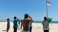 Meski demikian sejumlah operator snorkeling tetap semangat dalam memperingati HUT ke-76 RI. Sejumlah operator snorkeling tetap menggelar upacara bendera. Karena masih di suasana pandemi COVID-19, upacara kali ini tak melibatkan pengunjung. Pesertanya hanya beberapa operator snorkeling saja.