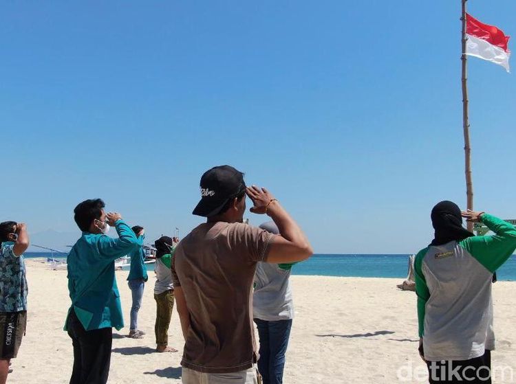 Foto: Sepinya Upacara HUT RI di Wisata Gili Ketapang