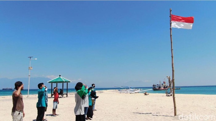 Pulau wisata Gili Ketapang terkenal akan keindahan bawah lautnya. Sebelum pandemi, Pulau ini biasanya ramai dikunjungi wisatawan. Kini di momen HUT RI pun sunyi sepi.