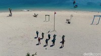 Namun sayang, sejak pandemi COVID-19, ditambah dengan adanya perpanjangan PPKM membuat wisata alam ini tutup total. Selama wisata snorkeling Pulau Gili Ketapang, Kabupaten Probolinggo tutup, banyak pekerja maupun pelaku UMKM di lokasi wisata berpindah kerja serabutan, salah satunya menjadi ABK kapal nelayan.