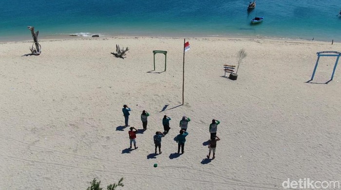 Foto: Sepinya Upacara HUT RI di Wisata Gili Ketapang Pulau wisata Gili Ketapang terkenal akan keindahan bawah lautnya. Sebelum pandemi, Pulau ini biasanya ramai dikunjungi wisatawan. Kini di momen HUT RI pun sunyi sepi.