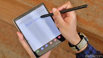 Akhirnya Galaxy Z Fold 3 mendukung S Pen. Foto: Adi Fida Rahman/detikINET