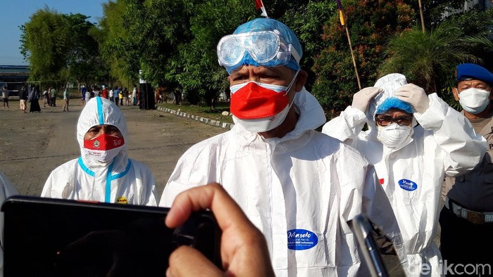 Ganjar Pranowo memakai hazmat usai upacara HUT RI di Donohudan, Boyolali (17/8/2021)