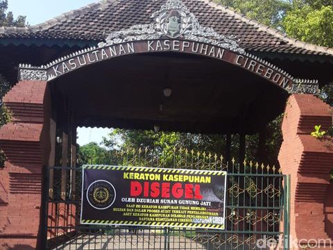 Gerbang Keraton Kasepuhan Cirebon digembok