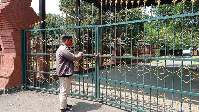 Gerbang Keraton Kasepuhan digembok