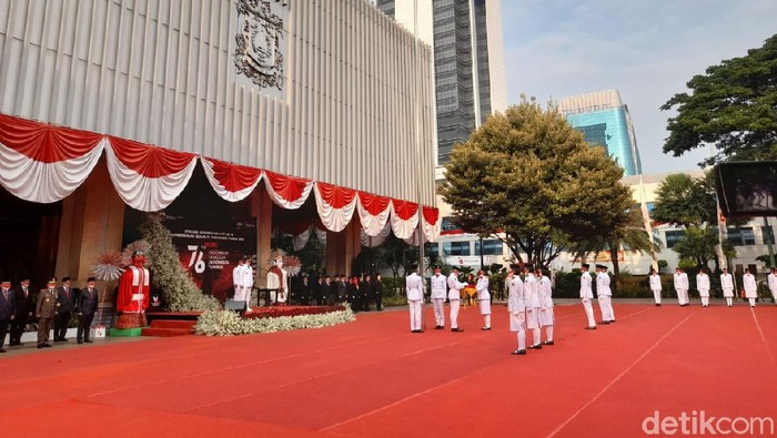 Gubernur DKI Anies Baswedan pimpin upacara HUT  ke-76 RI di Balai Kota