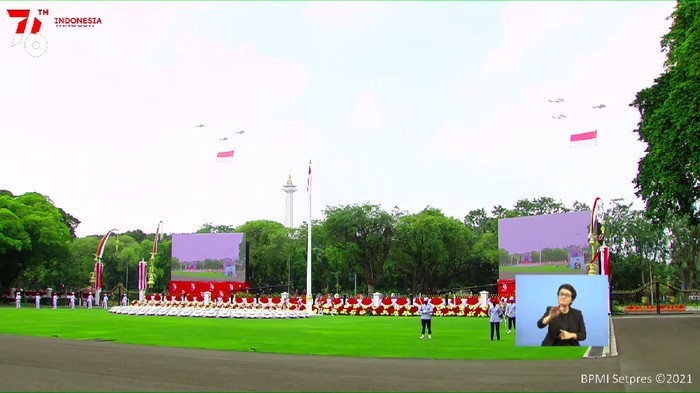 Helikopter TNI AU Membawa Bendera Merah Putih Raksasa