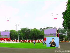 Momen Helikopter TNI AU Kibarkan Bendera Merah-Putih Raksasa di Atas Istana