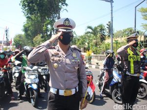 Hening Cipta Polisi dan Pengguna Jalan di Sidoarjo Lanjut Nyanyi Lagu Kebangsaan