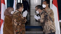 Proses serah terima dilakukan oleh Direktur Preservasi ANRI, Kandar, kepada Sekretariat Presiden.