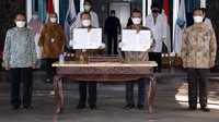 Naskah asli Teks Proklamasi dibawa dari tempat penyimpanan arsip statis ANRI menuju Istana Merdeka.