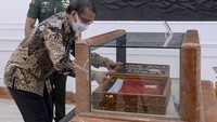 Tahun ini merupakan tahun kedua arsip bersejarah ini dihadirkan di Istana Merdeka bersandingan dengan teks proklamasi yang diketik oleh Sayuti Melik dan bendera pusaka.