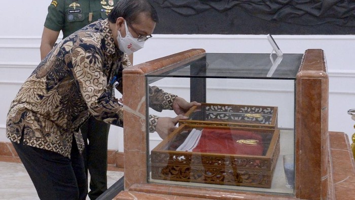 HUT ke-76 RI, Naskah Asli Teks Proklamasi Tiba di Istana Merdeka Naskah asli teks proklamasi yang ditulis Sukarno tiba di Istana Merdeka. Naskah akan dihadirkan dalam upacara detik-detik Proklamasi Kemerdekaan Indonesia.