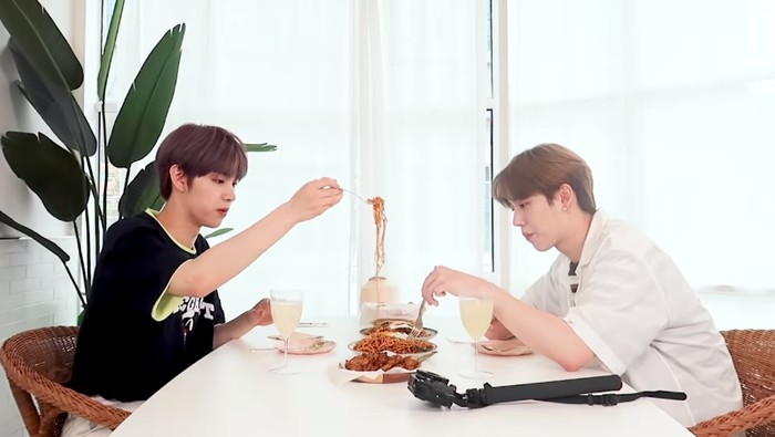 Idol K-Pop DRIPPIN Cicip Makanan Indonesia