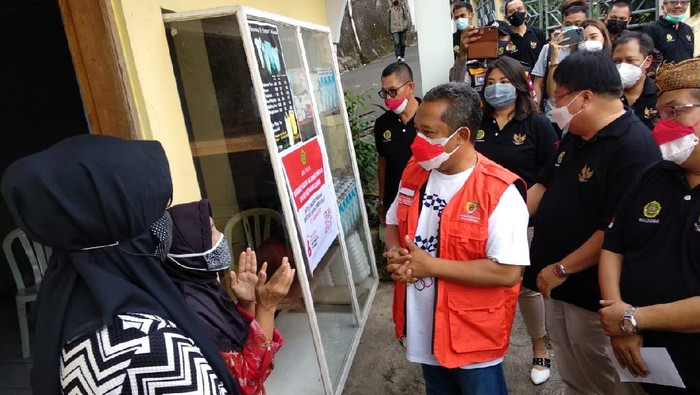 IKA Unpar bersama Wakil Wali Kota Bandung Yana Mulyana salurkan bantuan untuk warga terdampak pandemi