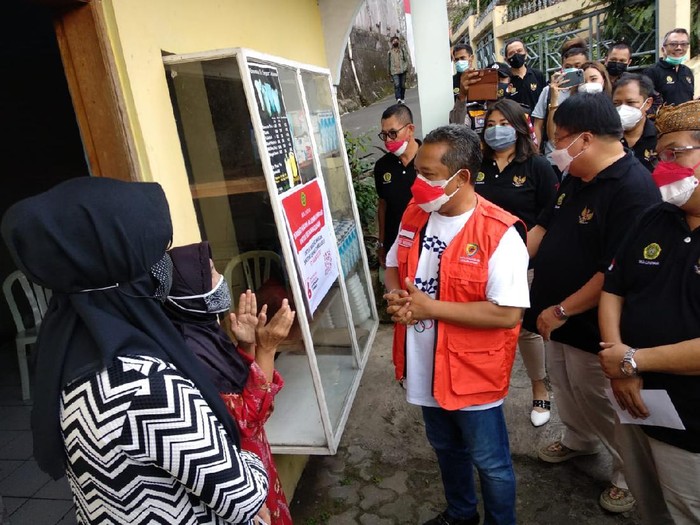 IKA Unpar bersama Wakil Wali Kota Bandung Yana Mulyana salurkan bantuan untuk warga terdampak pandemi