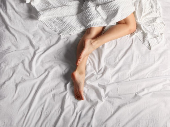 Ilustrasi tidur womans legs on bed