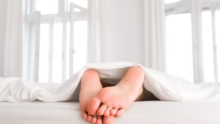 womans legs on bed