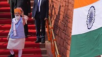 PM India, Narendra Modi memimpin upacara kemerdekaan India di New Delhi (15/8). India menjadi negara demokrasi dengan sistem pemilihan langsung terbesar di dunia (AP Photo/Manish Swarup)