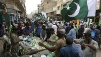 Penjualan bendera nasional Pakistan menjelang hari kemerdekaan negara tersebut di Pasar Karachi (11/8). Pakistan merayakan kemerdekaan dari Inggris pada 14 Agustus 1947.  (AP Photo/Fareed Khan)