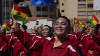 Para penari menunjukan gerakan dalam perayaan hari kemerdekaan Bolivia, Amerika Selatan (6/8/2021).  Bolivia merayakan kemerdekaan dari penjajahan Spanyol pada 6 Agustus 1825.  (AP Photo/Juan Karita)