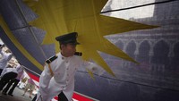Anggota pasukan kerajaan mengecek bendera nasional ssebelum perayaan hari kemerdekaan Malaysia di Kuala Lumpur, (31/8/2013). Malaysia merayakan kemerdekaan dari penjajahan Inggris. (Photo by Rahman Roslan/Getty Images)