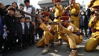 Para pemuda Korea mengenakan baju tentara Jepang dalam pawai kemerdekaan Korea Selatan, di Seoul (15/8/2019). Setelah merdeka dari Jepang, Korea terjebak perang saudara dan membuat negara tersebut terpisah menjadi Korea Utara dan Korea Selatan.