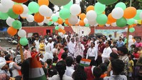 Warga merayakan kemerdekaan di kawasan kumuh di Mumbai, (15/8). India merayakan kemerdekaan dari jajahan Inggris, 15 Agustus 1947. India menganut sistem republik parlementer. Kepala Negara dipimpin oleh presiden dan kepala pemerintahan oleh Perdana Menteri.(AP Photo/Rafiq Maqbool)
