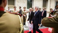 Upaya untuk mengakhiri pertempuran dengan Taliban jadi salah satu hal yang dijanjikannya saat terpilih sebagai presiden Afghanistan. Negosiasi damai antara Afghanistan, Amerika, dan Taliban yang dilakukan di Doha, Qatar, pada tahun 2020 pun dilakukan. Meski kesepakatan damai berhasil dicapai, masalah lain timbul dalam proses implementasinya. Ghani pun dinilai tak mampu bertindak tegas kepada Taliban. Jesco Denzel - Pool/Getty Images.  