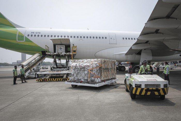 Petugas menurunkan Alat Kesehatan (alkes) COVID-19 saat tiba di Bandara Soekarno-Hatta, Tangerang, Banten, Selasa (17/8/2021). Kedatangan dukungan tahap pertama alkes dari Pemerintah Kota New York, Amerika Serikat berupa ventilator beserta aksesoris berjumlah 176 unit tersebut sebagai upaya untuk menyelamatkan serta memulihkan kondisi pasien COVID-19 dengan kategori berat dan kritis. ANTARA FOTO/Dhemas Reviyanto/aww.