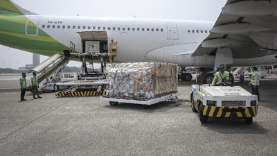 Alkes COVID-19 Bantuan Kota New York Landing di Soetta